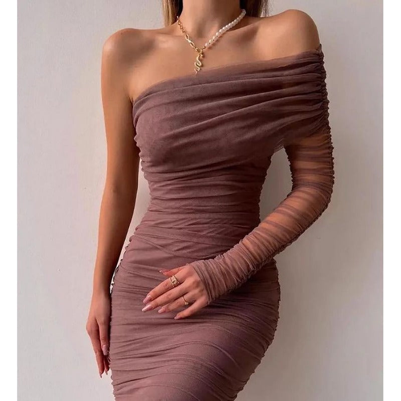 Asymmetrisk draperad midiklänning med meshärm