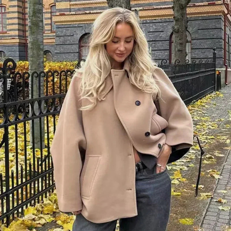 Kort oversize-kappa med stor krage och fickor