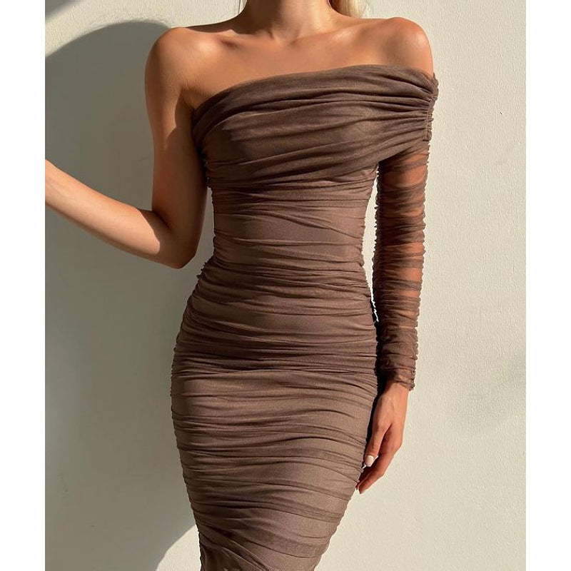 Asymmetrisk draperad midiklänning med meshärm