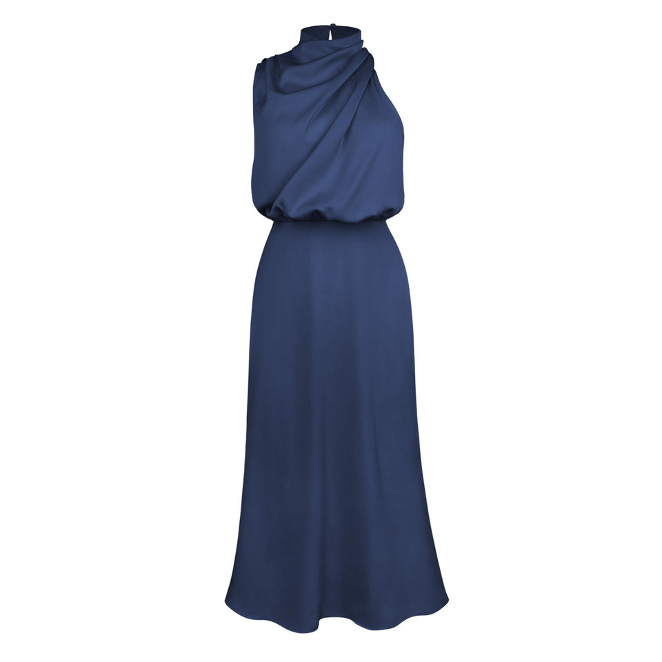Lång satinklänning med draperad halterneck