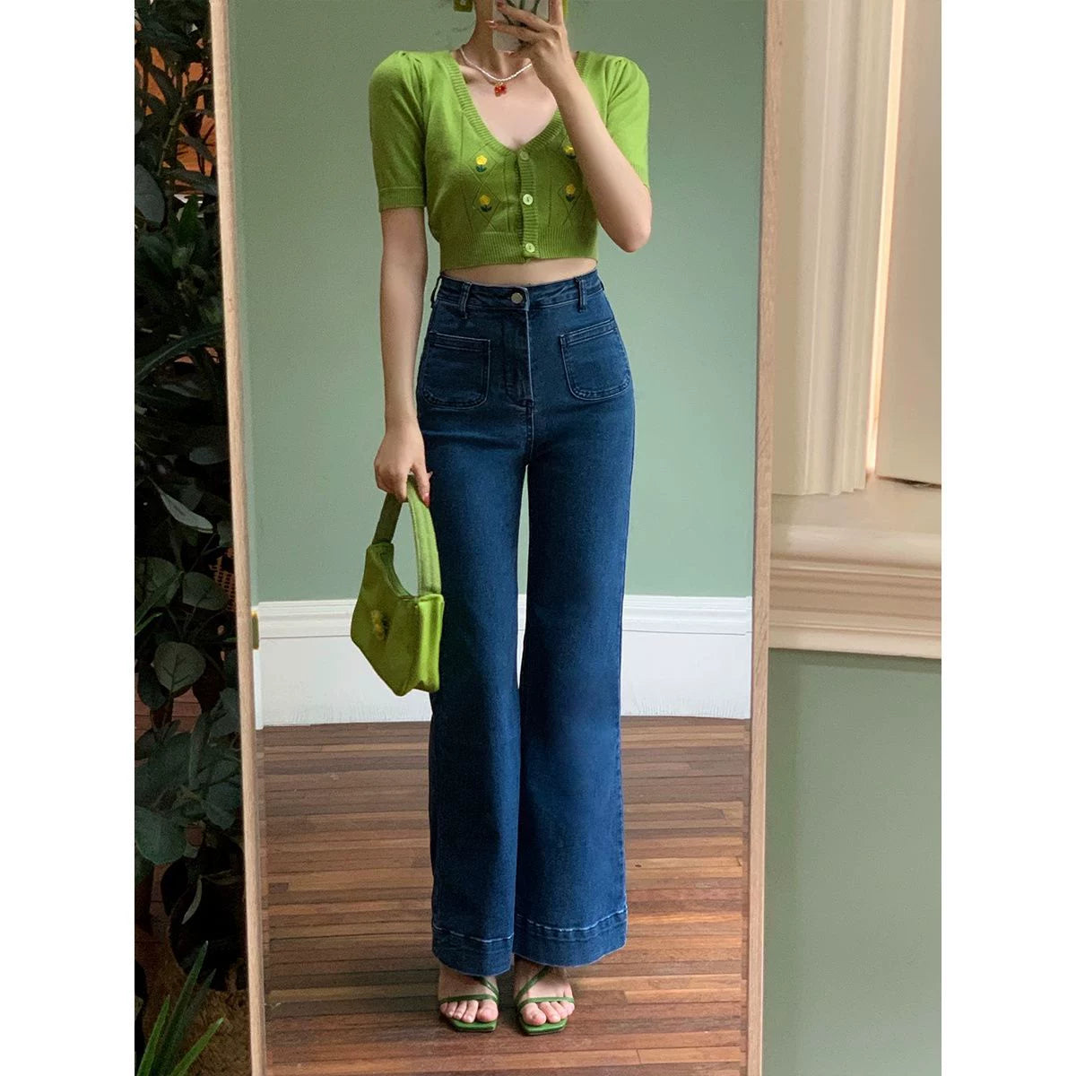 Högmidjade utsvängda jeans i mörk denim