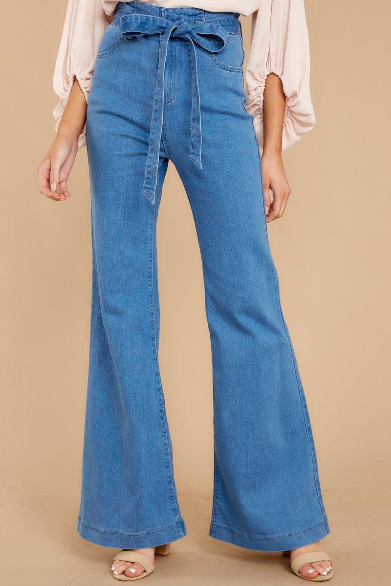Högmidjade utsvängda jeans med vida ben