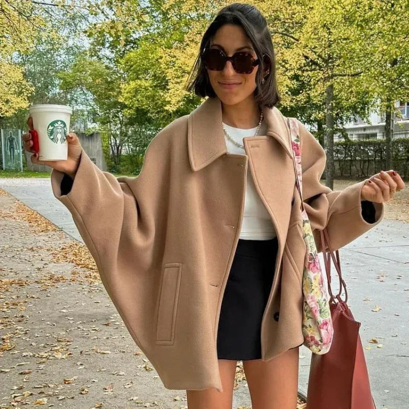 Kort oversize-kappa med stor krage och fickor