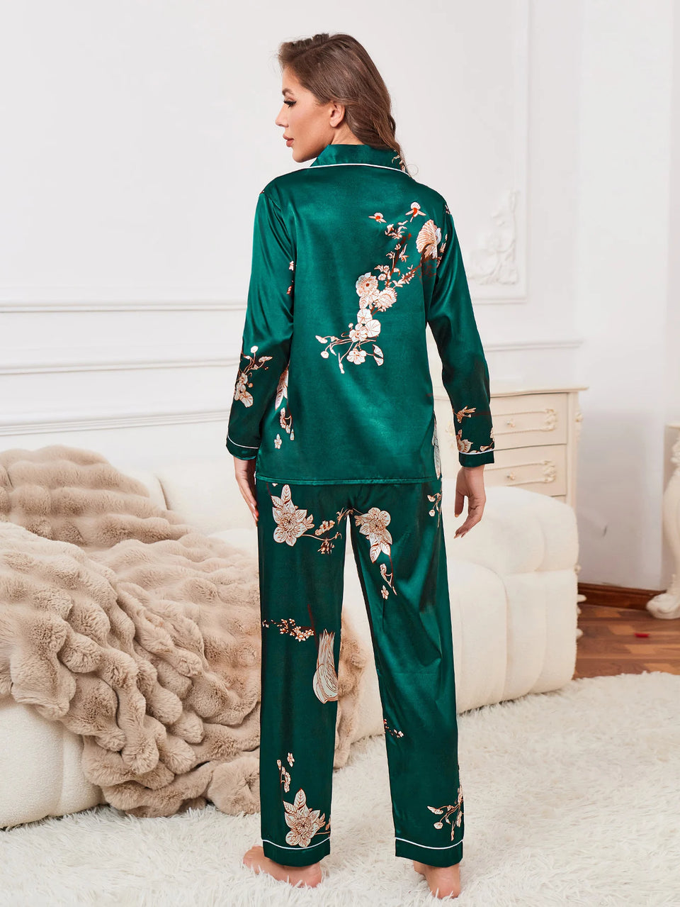 Pyjamas i satin med blommor och kantband