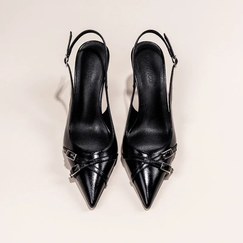 Svarta slingback-pumps med spännen