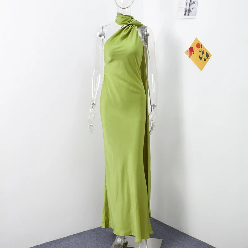 Lång satinklänning med halterneck och draperad sjal
