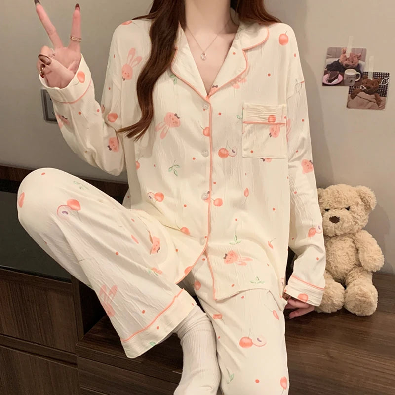 Pyjamas med rosettmönster och skjortkrage
