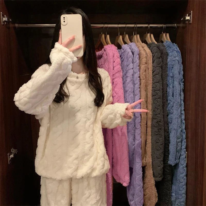 Pyjamasset i fluffig fleece med flätmönster