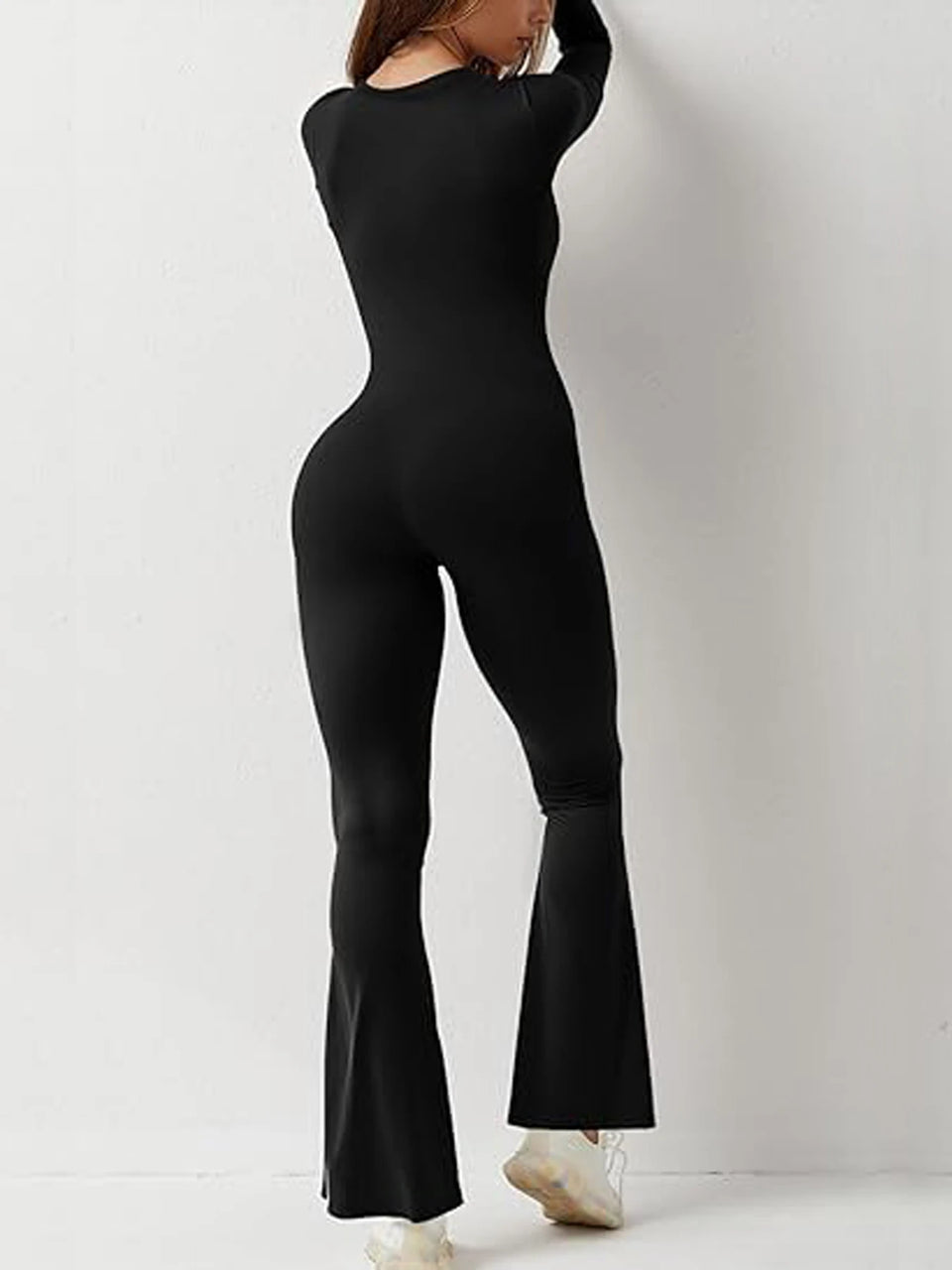 Svart jumpsuit med fyrkantig ringning och utsvängda ben