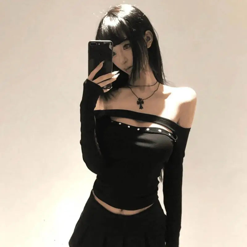 Off shoulder-topp med cut-out och nitar
