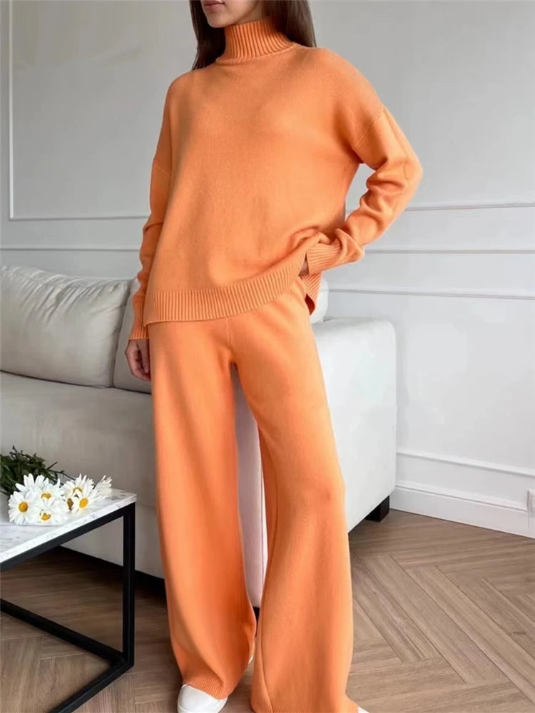 Stickat mysset med polotröja och vida byxor