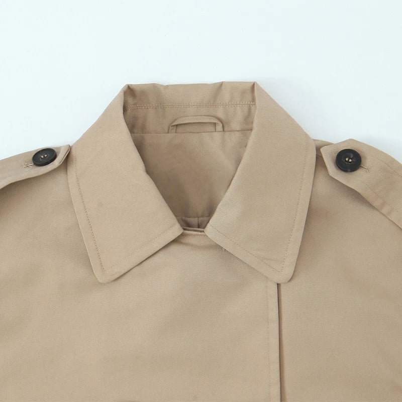 Kort dubbelknäppt trenchjacka i beige