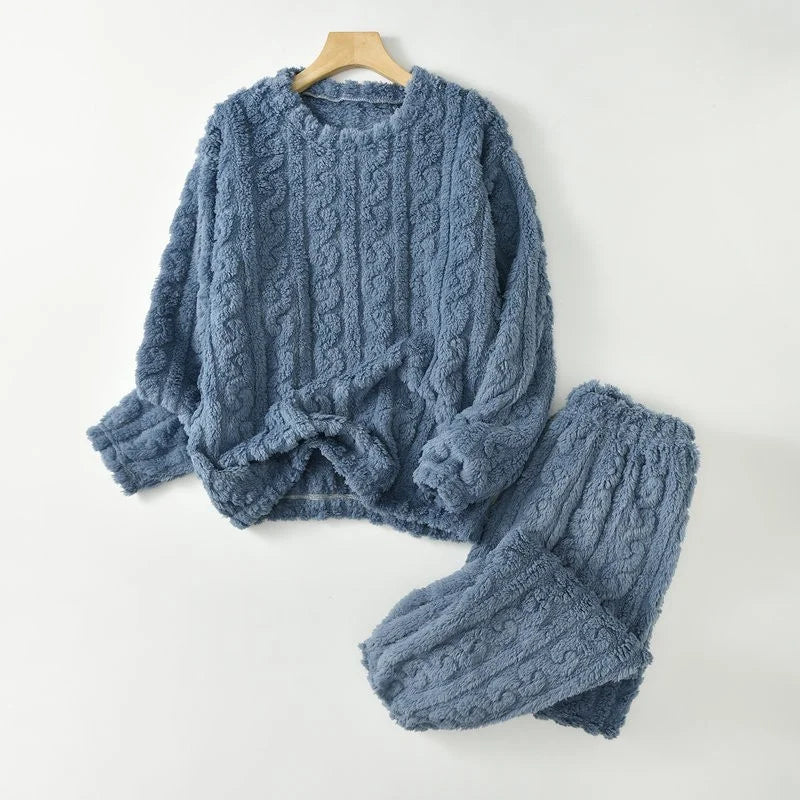 Pyjamasset i fluffig fleece med flätmönster
