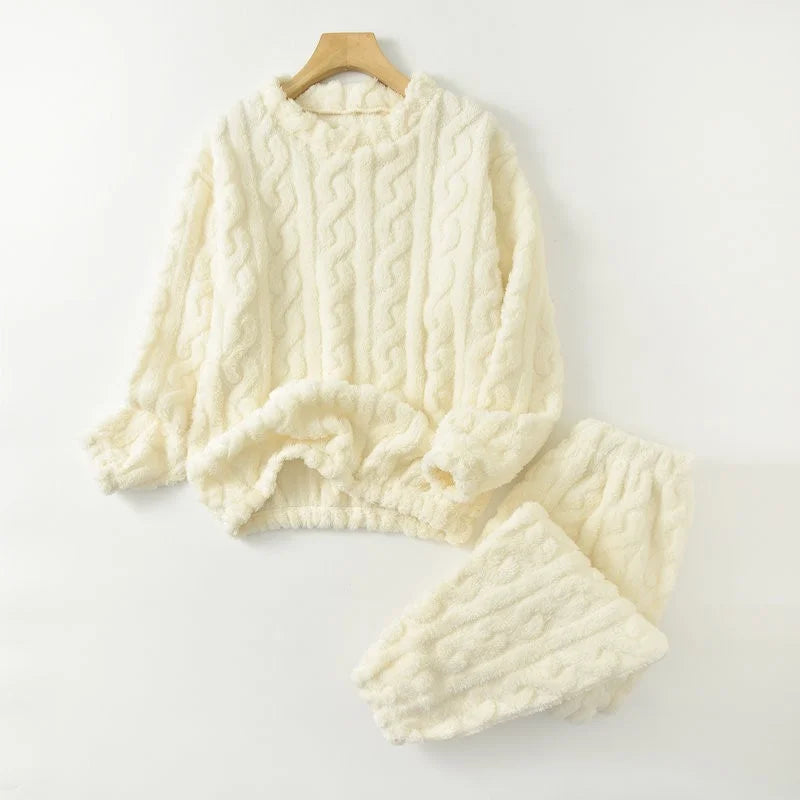 Pyjamasset i fluffig fleece med flätmönster