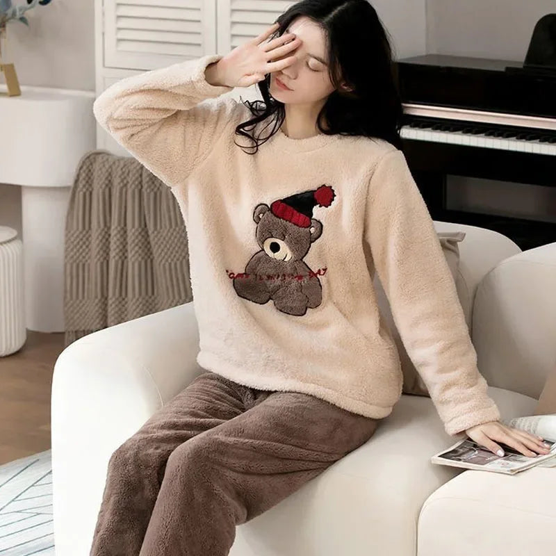 Julpyjamas i fleece med nalle i röd luva