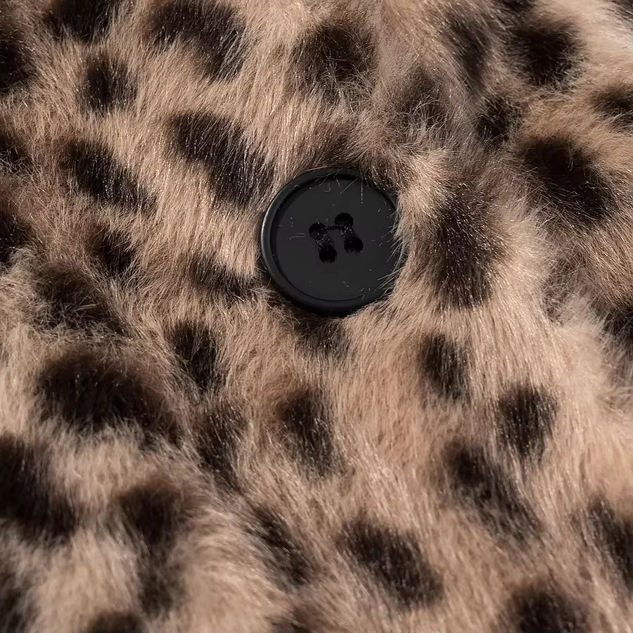 Kort fuskpälsjacka med leopardmönster