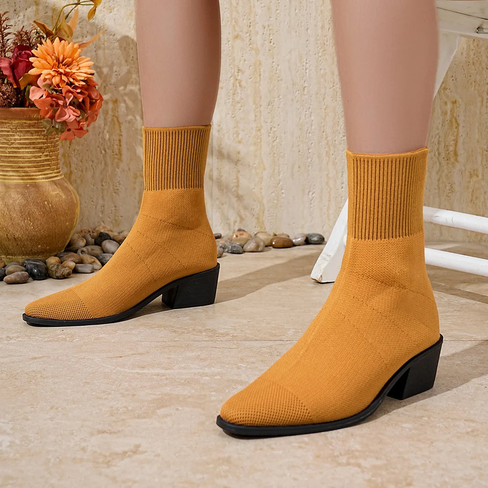 Stickade sockboots med spetsig tå och klack
