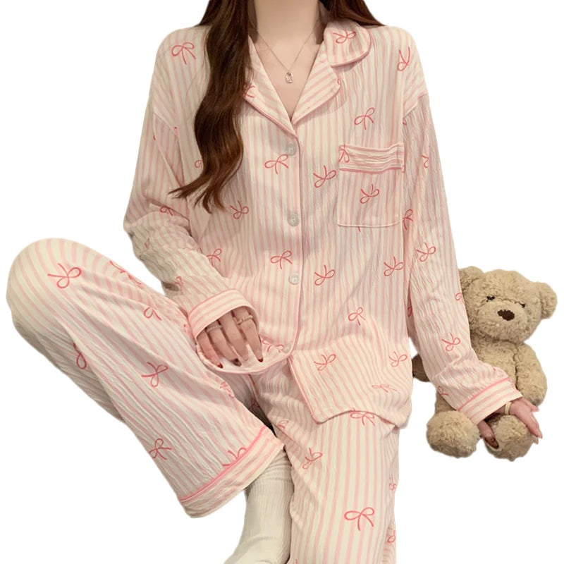 Pyjamas med rosettmönster och skjortkrage