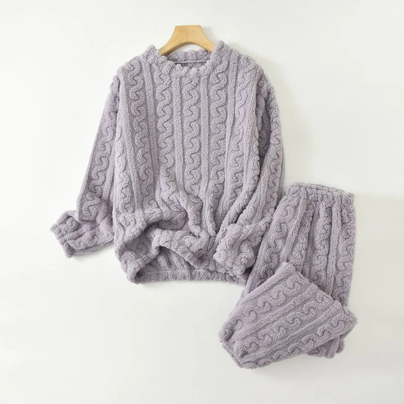Pyjamasset i fluffig fleece med flätmönster