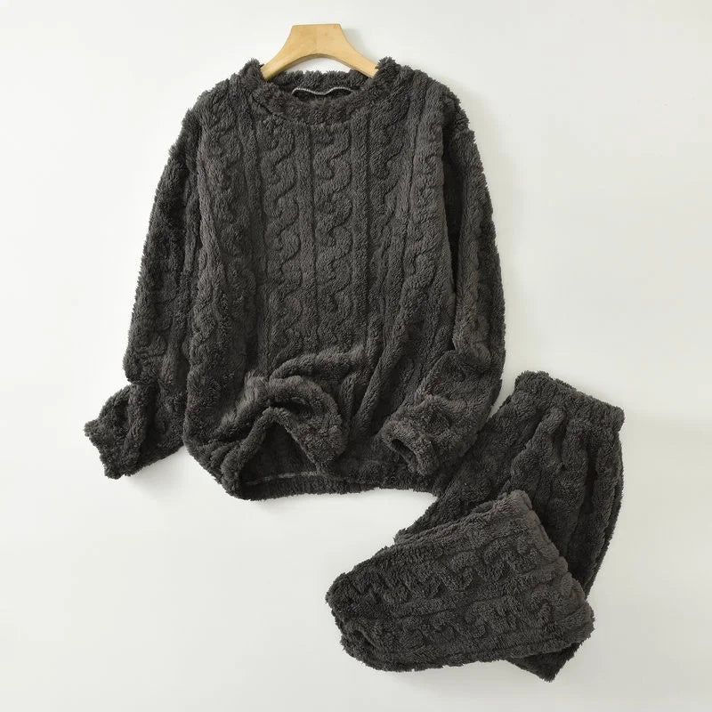 Pyjamasset i fluffig fleece med flätmönster