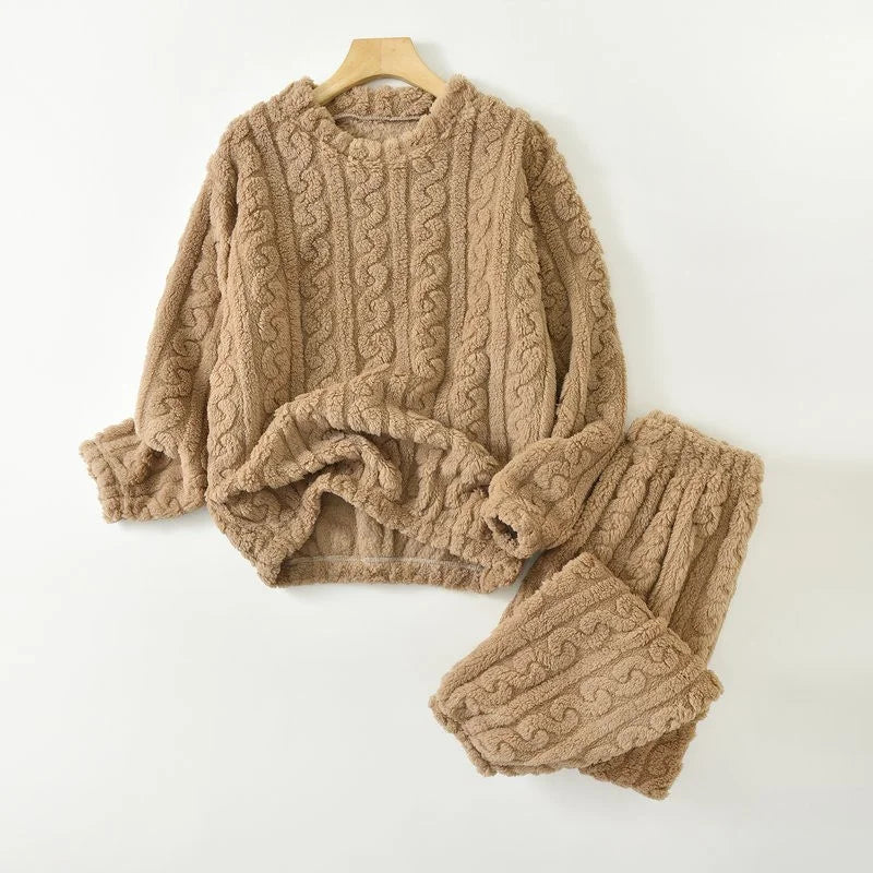 Pyjamasset i fluffig fleece med flätmönster