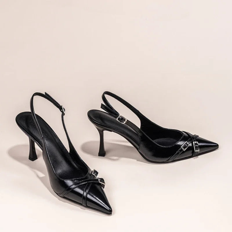Svarta slingback-pumps med spännen