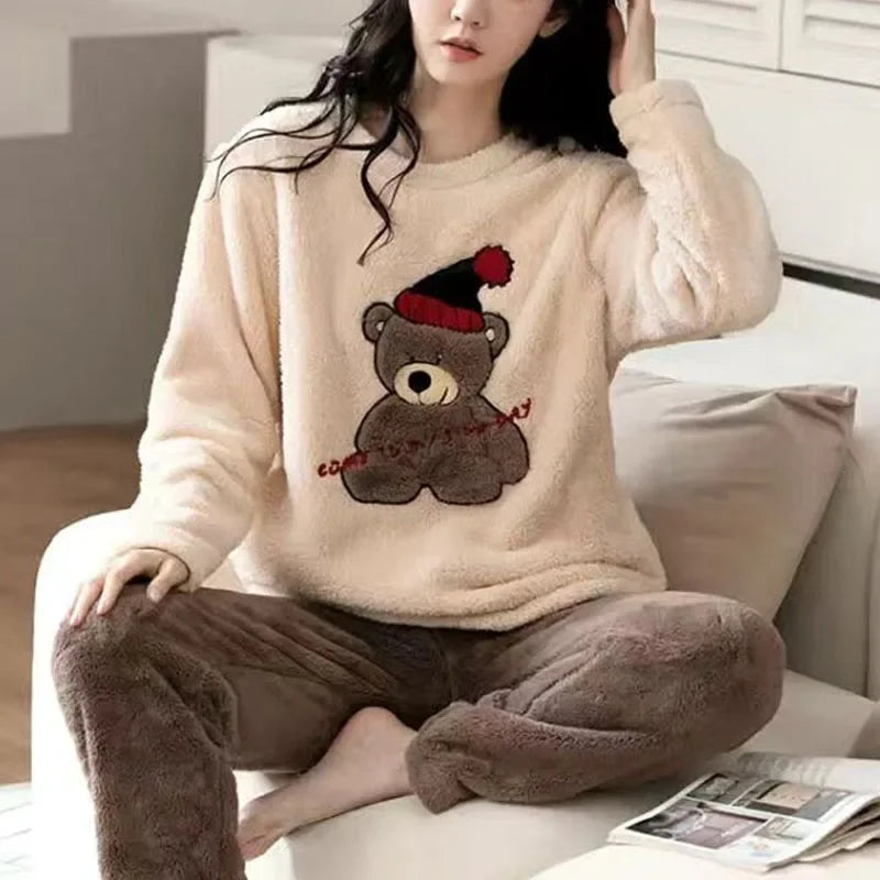 Julpyjamas i fleece med nalle i röd luva