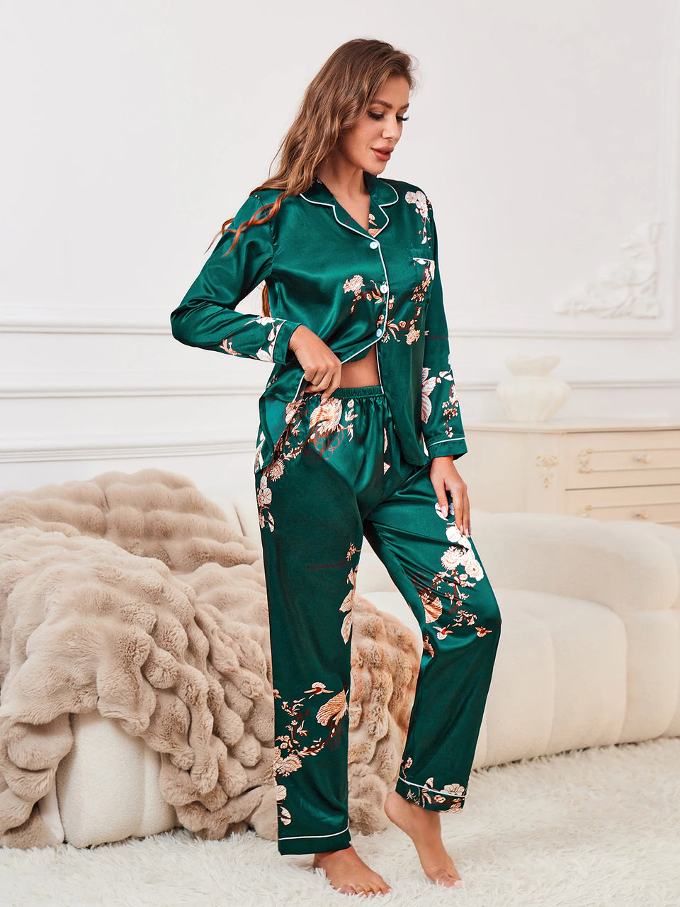 Pyjamas i satin med blommor och kantband