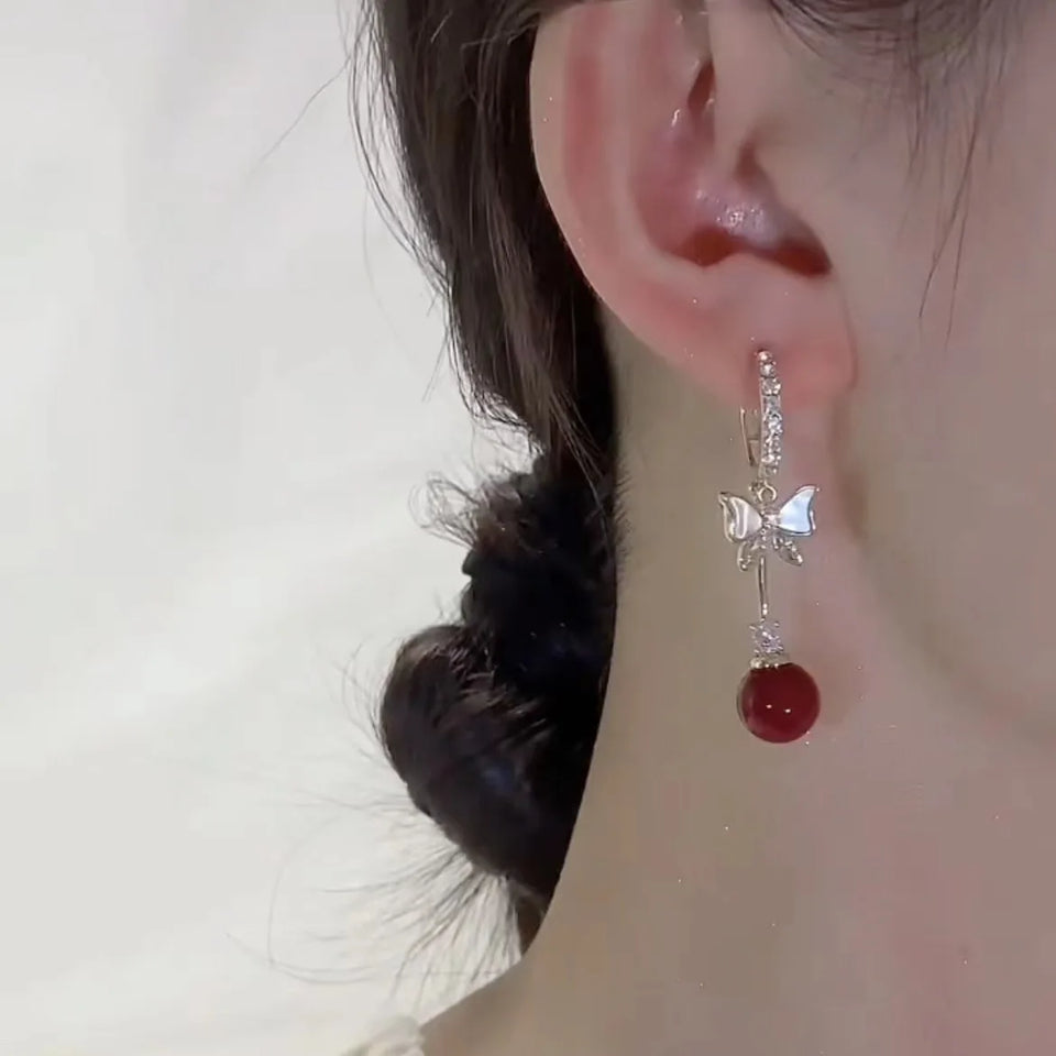 Fjärilsörhängen med röd pärla och strass