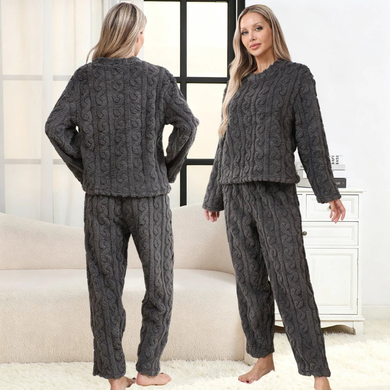 Pyjamasset i fluffig fleece med flätmönster