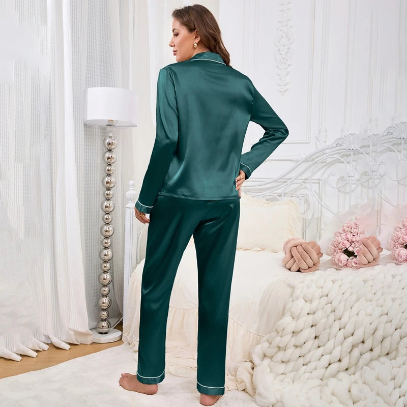 Pyjamas i satin med broderat hjärta