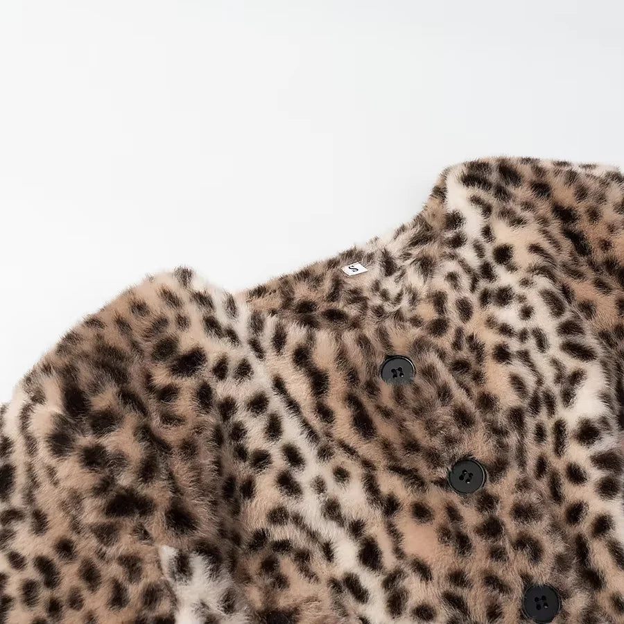 Kort fuskpälsjacka med leopardmönster