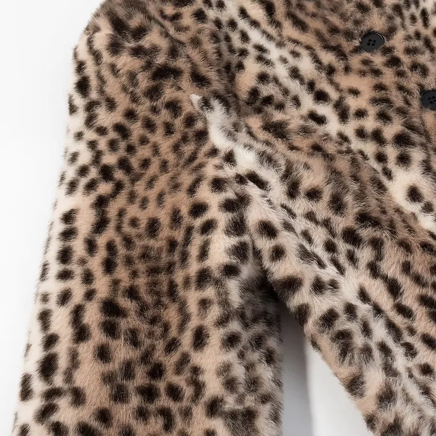 Kort fuskpälsjacka med leopardmönster