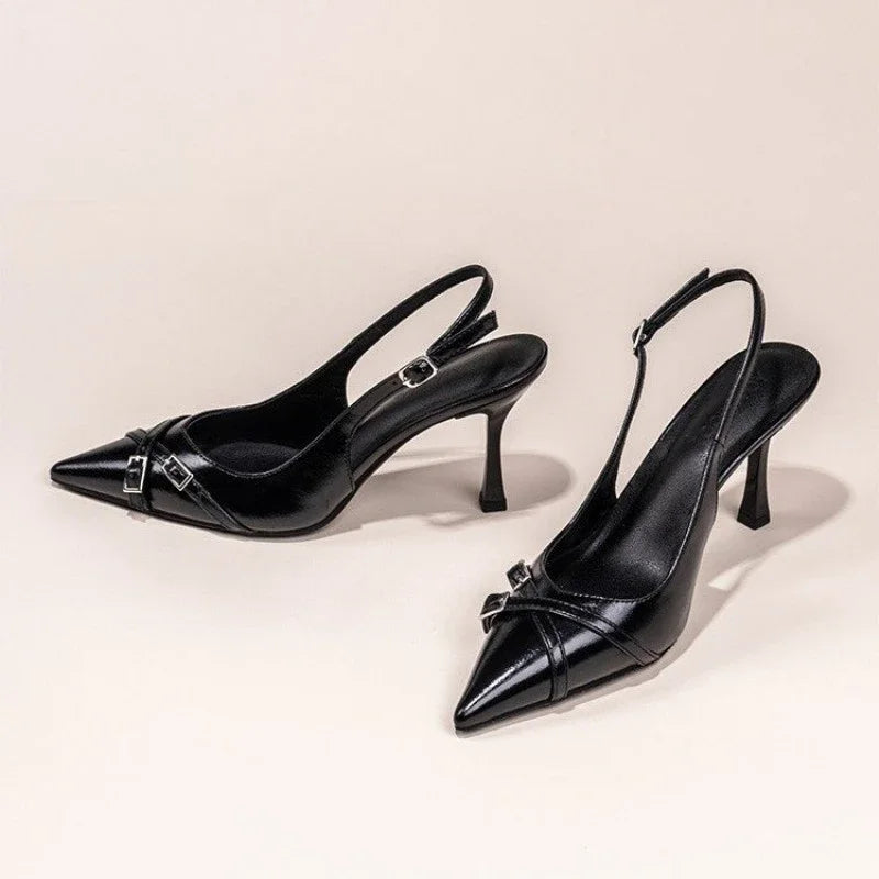 Svarta slingback-pumps med spännen