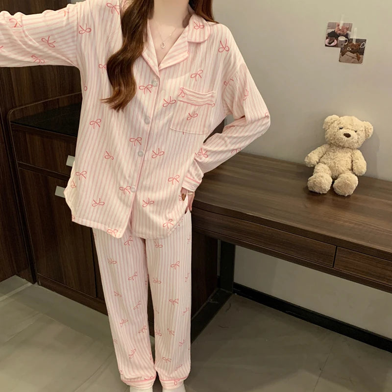 Pyjamas med rosettmönster och skjortkrage