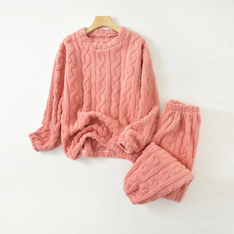 Pyjamasset i fluffig fleece med flätmönster