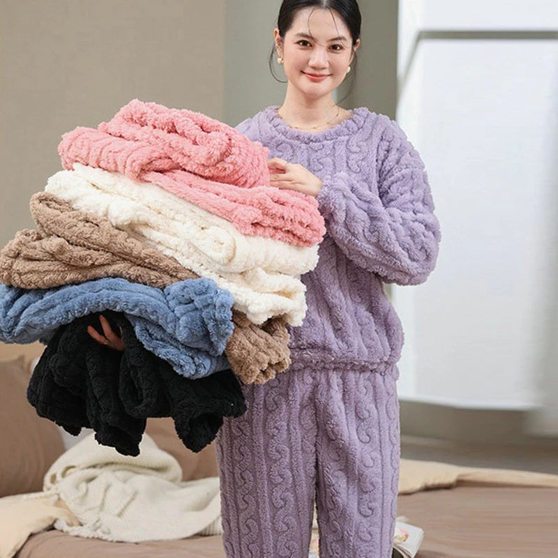 Pyjamasset i fluffig fleece med flätmönster