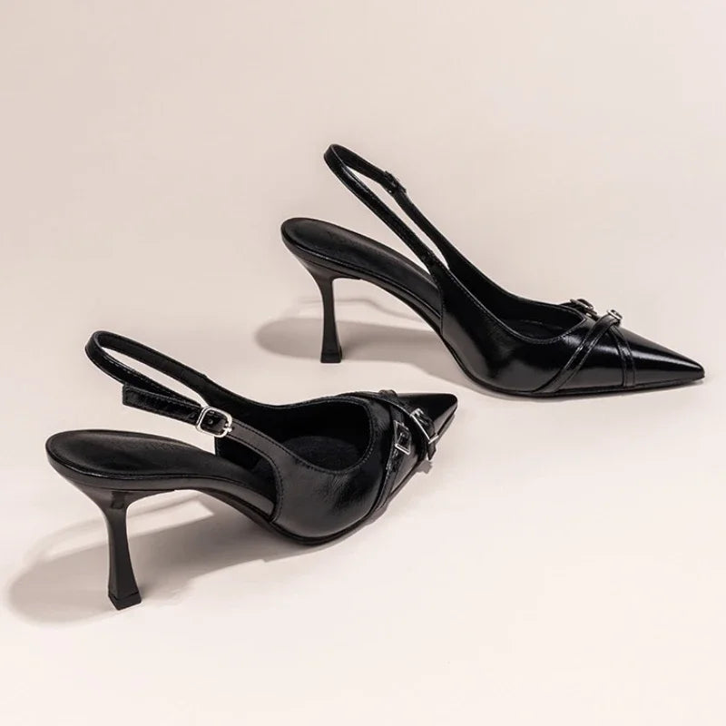 Svarta slingback-pumps med spännen