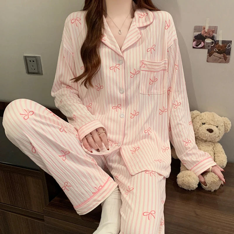 Pyjamas med rosettmönster och skjortkrage