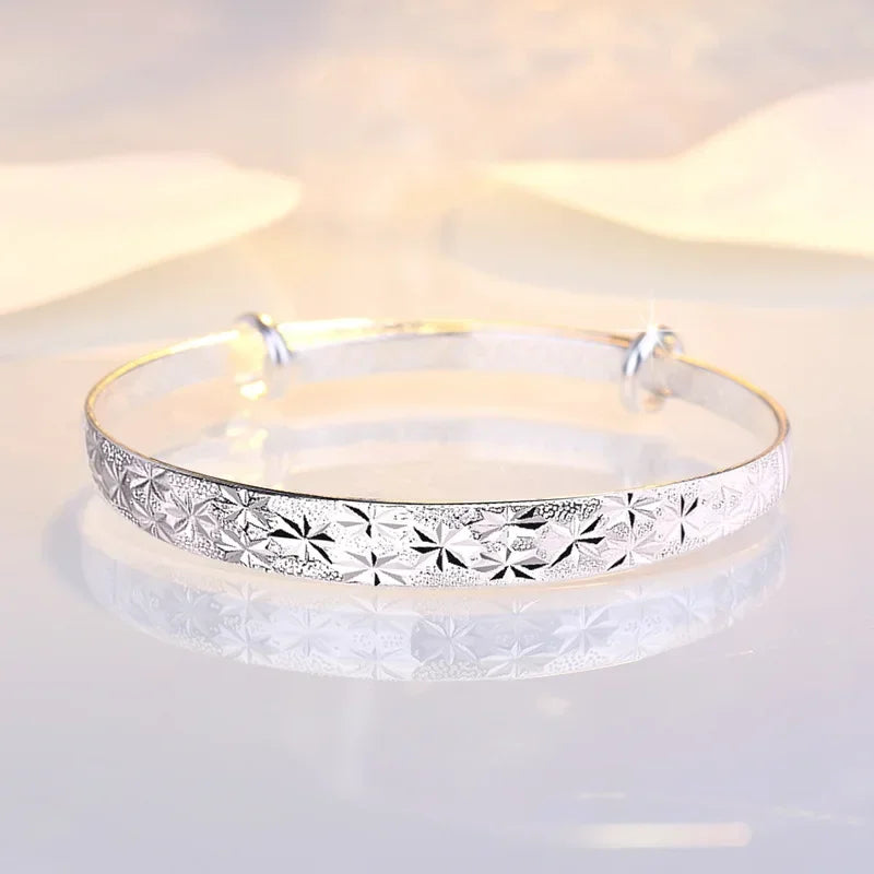 Silverfärgad armring med stjärnmönster