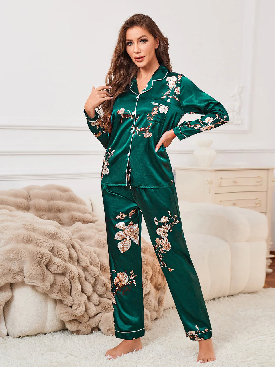 Pyjamas i satin med blommor och kantband