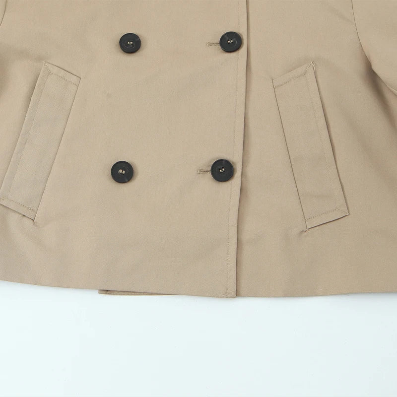 Kort dubbelknäppt trenchjacka i beige