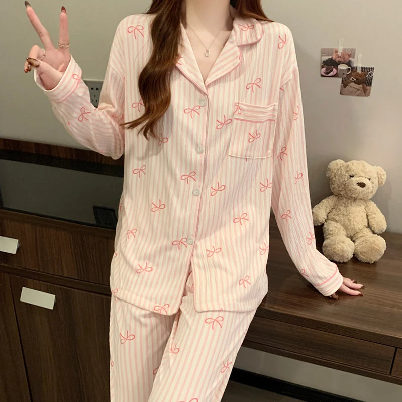 Pyjamas med rosettmönster och skjortkrage