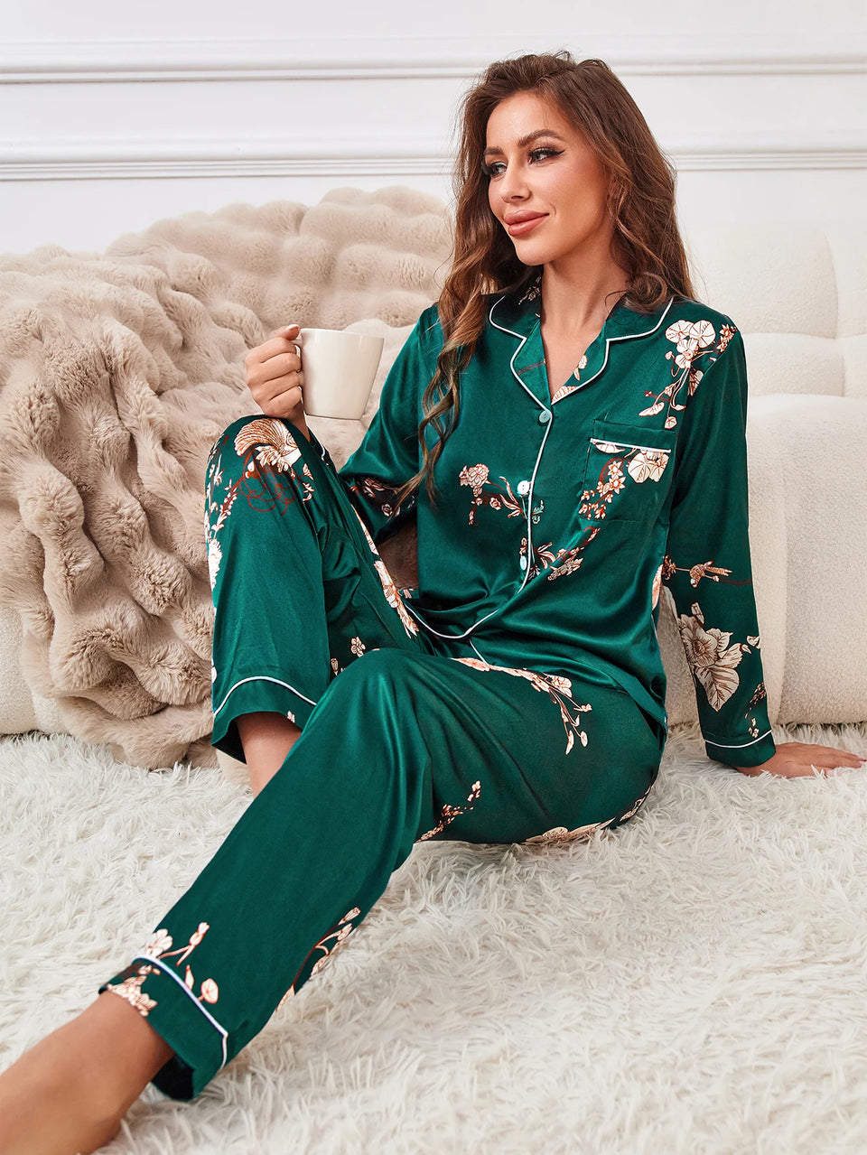 Pyjamas i satin med blommor och kantband