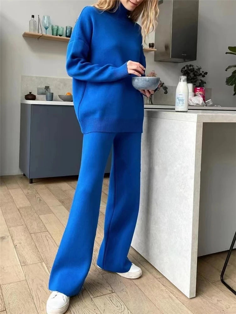 Stickat mysset med polotröja och vida byxor