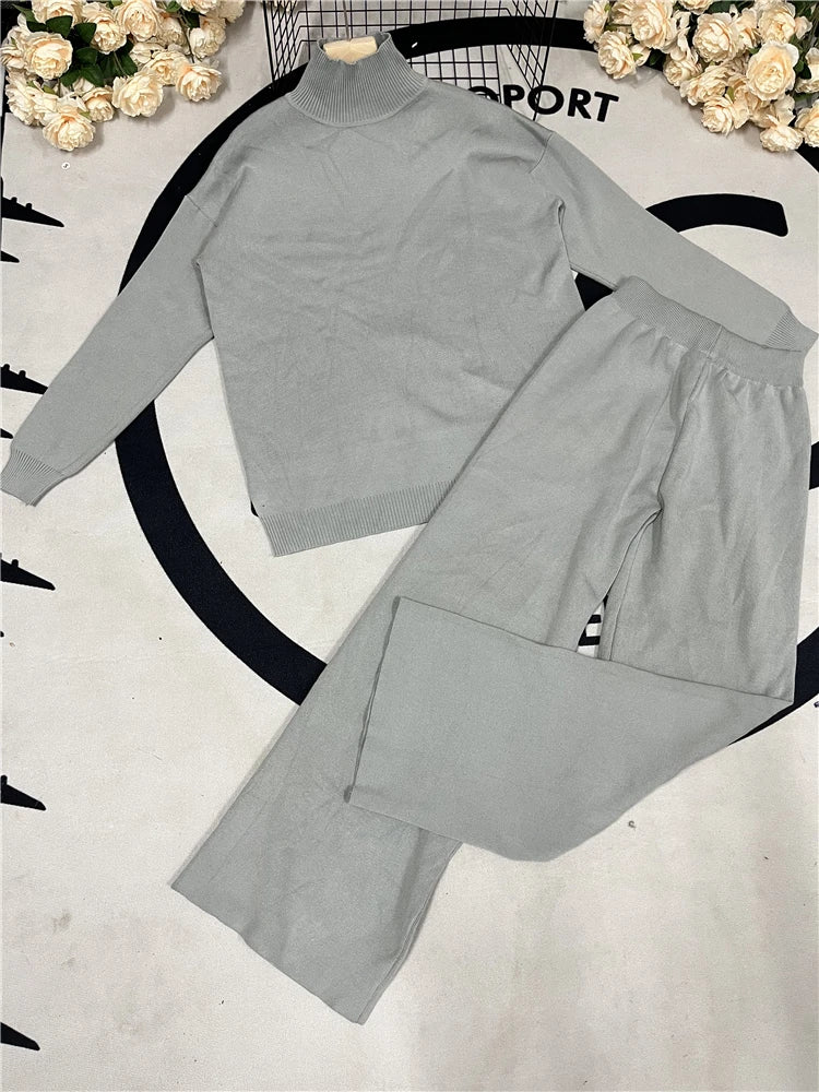 Stickat mysset med polotröja och vida byxor
