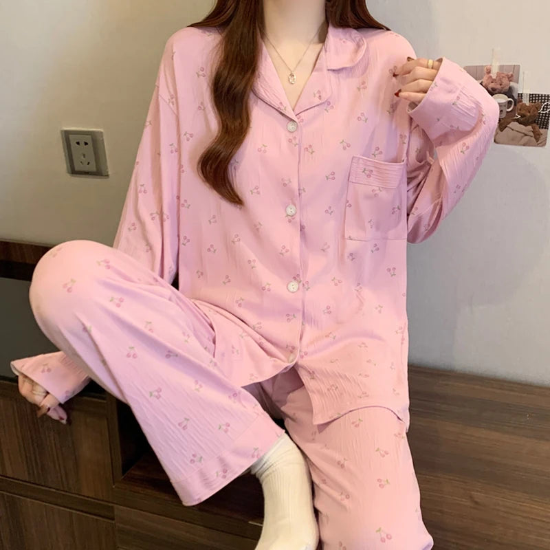 Pyjamas med rosettmönster och skjortkrage