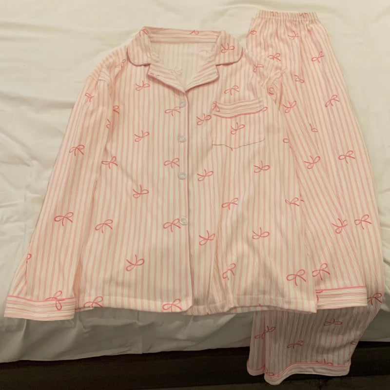 Pyjamas med rosettmönster och skjortkrage