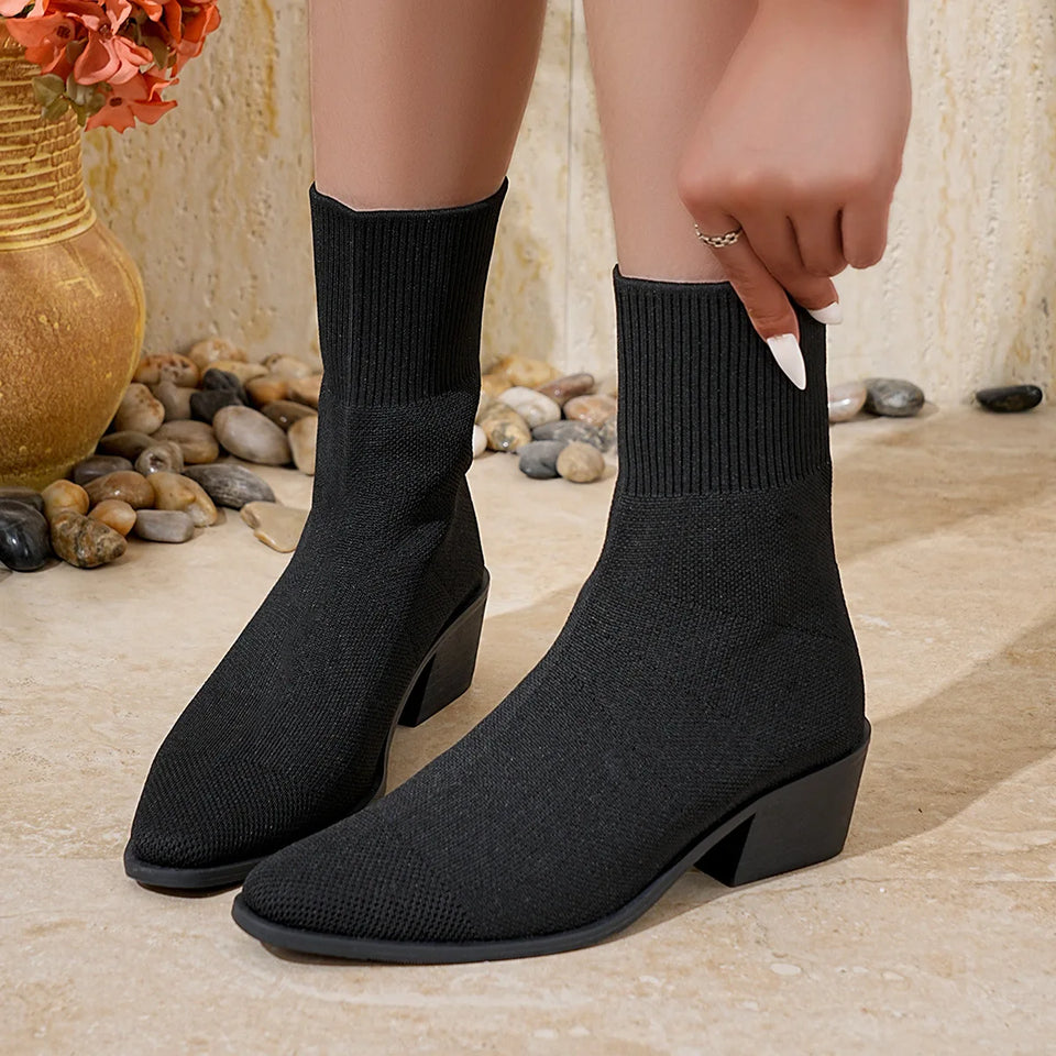 Stickade sockboots med spetsig tå och klack