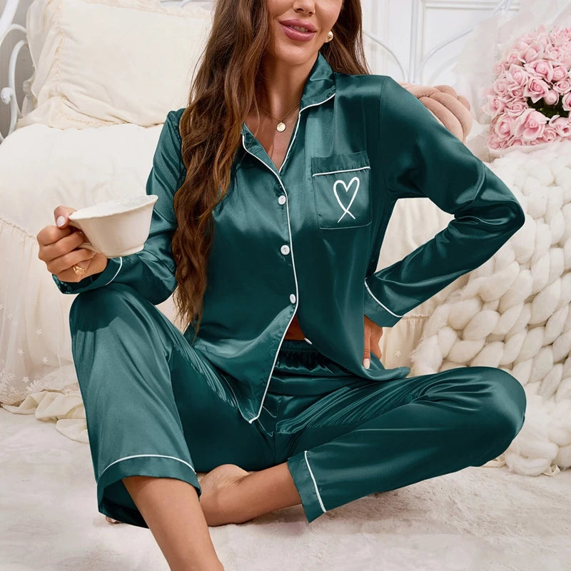 Pyjamas i satin med broderat hjärta